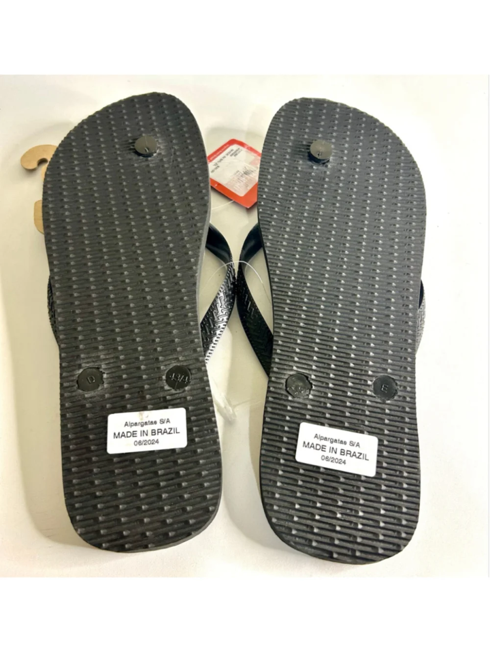 NWT Havaianas Men Slim Black flip flops with a cushioned rubber footbed size 11